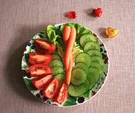 © Regina F. Rau: Liebes-Salat-Teller mit Möhre und Gurken