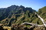 Wildromantisch: Zerklüftete Gebirgslandschaft an den Hängen des Pico Areeiro - und Blick von der Rasthütte auf den bizarren Weg dorthin.