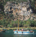 Felsengräber und der Kanal 
in der Lagune von Dalyan