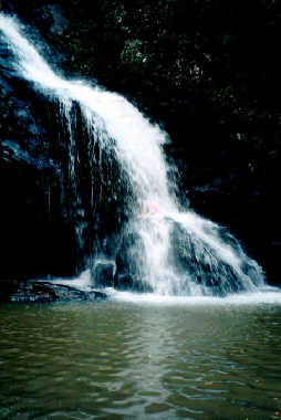 Regina unter dem Wasserfall