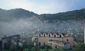 romantischer Blick auf das Geisterdorf 
am Hang mit der Basilika