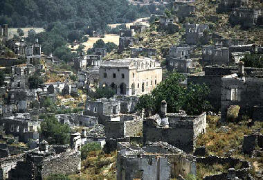 Die Basilika und das Felsen Dorf