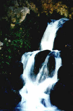 ... der Wasserfall aus der Nähe betrachtet.