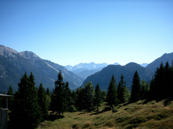 Links das Karwendelgebirge - rechts beginnt der Wetterstein