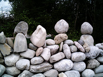Die Steine sind felsenfest - ohne jegliches Hilfsmittel übereinandergestapelt
