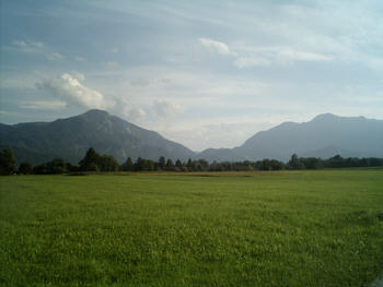 Schon ist die Silhouette von Karwendelgebirge (links) und Wettersteingebirge (rechts) in Sicht