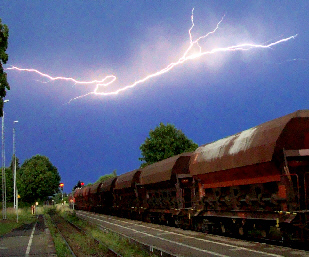 Foto: Regina Rau - Blitz über dem Bahnhof in Ampfing