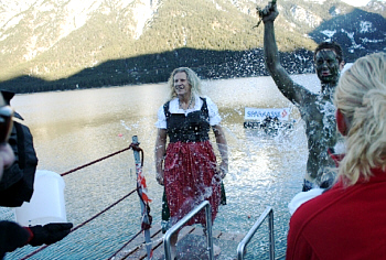 Carlos - alias Wetpants: Sylvesterschwimmen 2009 am Achensee in Tirol... im Dirndl