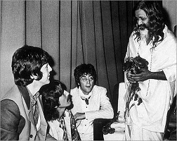 Maharishi - Guru der Beatles - von der Seite http://theearlybeatles.blogspot.de/2012/08/beatles-with-maharishi.html