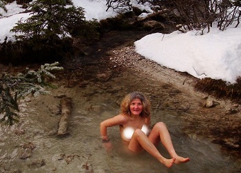 Regina Rau: 2011-01 Januar - Eisbad an der Isarquelle... das ist wirklich eiskalt!!! 