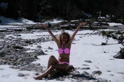 Regina Rau: 2011-01 Januar - Eisbad an der Isarquelle... das ist wirklich eiskalt!!! 