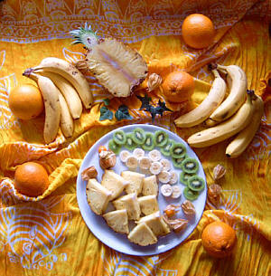 © Regina F. Rau: Früchtemandala:  Ananas, Kiwi, Physalis, Banane