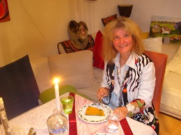 Regina mit ihrer  F-Rohkost Kuerbis-Torte - neueste Kreation im Oktober 2012