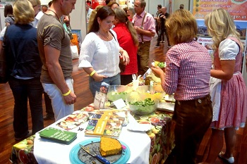 Die Butterkürbistorte war ein Renner auf der Rohvolution am 2011-09-24 in Speyer - Stand des Daxer Krugs