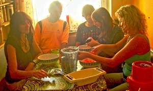 Alle helfen mit am Weltrohkosttag 2011-08-28... zuerst zeigte ich die Zubereitung der Ananas-Torte. Danach halfen alle mit, bei der Zubereitung der F-Rohkost-Spaghetti Bolognese à la Regina
