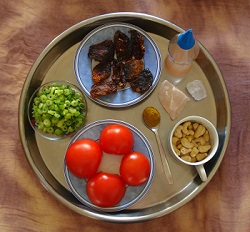 Regina Rau  - Zubereitung Rohkostpizza Tomate
