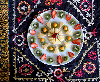 © Regina F. Rau: Früchtemandala:  Kiwi, Ananas, Erdbeeren, Physalis (Bild 1)