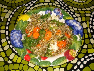© Regina F. Rau:  Salat mit "Guter Heinrich,", Endivien,, Karotten, Blumenkohl, Linsen- und Mungbohnen-Keimlingen