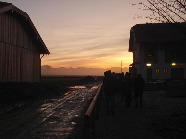 Foto: Regina Franziska Rau - Gut Aiderbichl in Stallach bei Iffeldorf - bei den Osterseen, bei den Kuhställen des Bauern "Süss" - Aiderbichl Romantik beim Sonnenuntergang