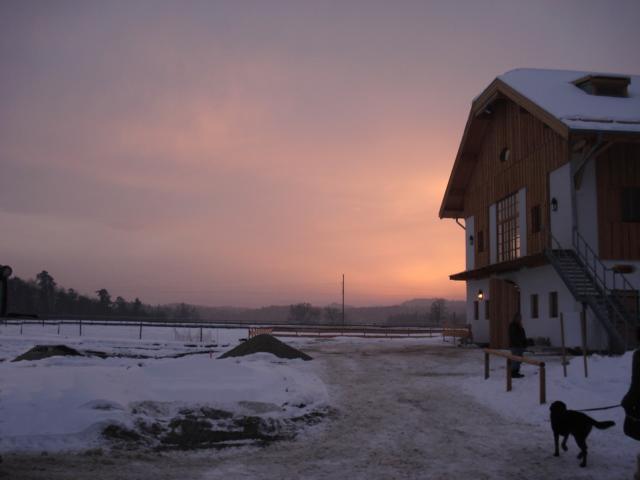 Foto: Regina Franziska Rau - Gut Aiderbichl in Stallach bei Iffeldorf - bei den Osterseen -  der Haupthof im Winter bei Sonnenuntergang 