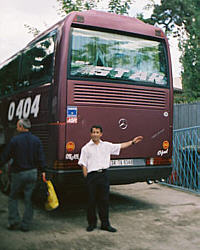 Mesut - unser Starbusfahrer und "Retter in der Not" -  © Regina F. Rau - STAR TURIZM, www.starturizm.com E-Mail: info@startourizm.com ZILINC, Bucuresti - Istanbul - Bucuresti - Cu, Autocare Mercedes Benz Confort, Garaj - Sos Vilor nr. 9, Tel/Fax 021-3372478 o. 021-3355462; Bucarest Sos Vilor nr. 44, Tel/Fax 021-3365308; Gara de Nord, Tel/Fax 021-2248045 o. 021-2127332; Istanbul Laleli, Tel.: (0212)-5173440 o. 4586953; Istanbul Emniyet Garaji (0212)-5291253; Tr. Severin: 0252-321534; Craiova 0251-413499; Pitesti 0248-632593; Câmpulung 0248-824174; Târgoviste 0744-864507; R.Vilcea 0250-737278