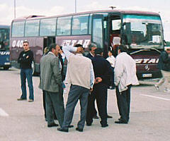 Mit dem Starbus an der Bulgarischen Grenze -  © Regina F. Rau - STAR TURIZM, www.starturizm.com E-Mail: info@startourizm.com ZILINC, Bucuresti - Istanbul - Bucuresti - Cu, Autocare Mercedes Benz Confort, Garaj - Sos Vilor nr. 9, Tel/Fax 021-3372478 o. 021-3355462; Bucarest Sos Vilor nr. 44, Tel/Fax 021-3365308; Gara de Nord, Tel/Fax 021-2248045 o. 021-2127332; Istanbul Laleli, Tel.: (0212)-5173440 o. 4586953; Istanbul Emniyet Garaji (0212)-5291253; Tr. Severin: 0252-321534; Craiova 0251-413499; Pitesti 0248-632593; Câmpulung 0248-824174; Târgoviste 0744-864507; R.Vilcea 0250-737278